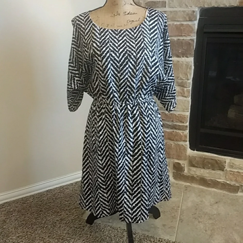 Studio Y Black & White Chevron Slit Sleeve Dress Size M #750